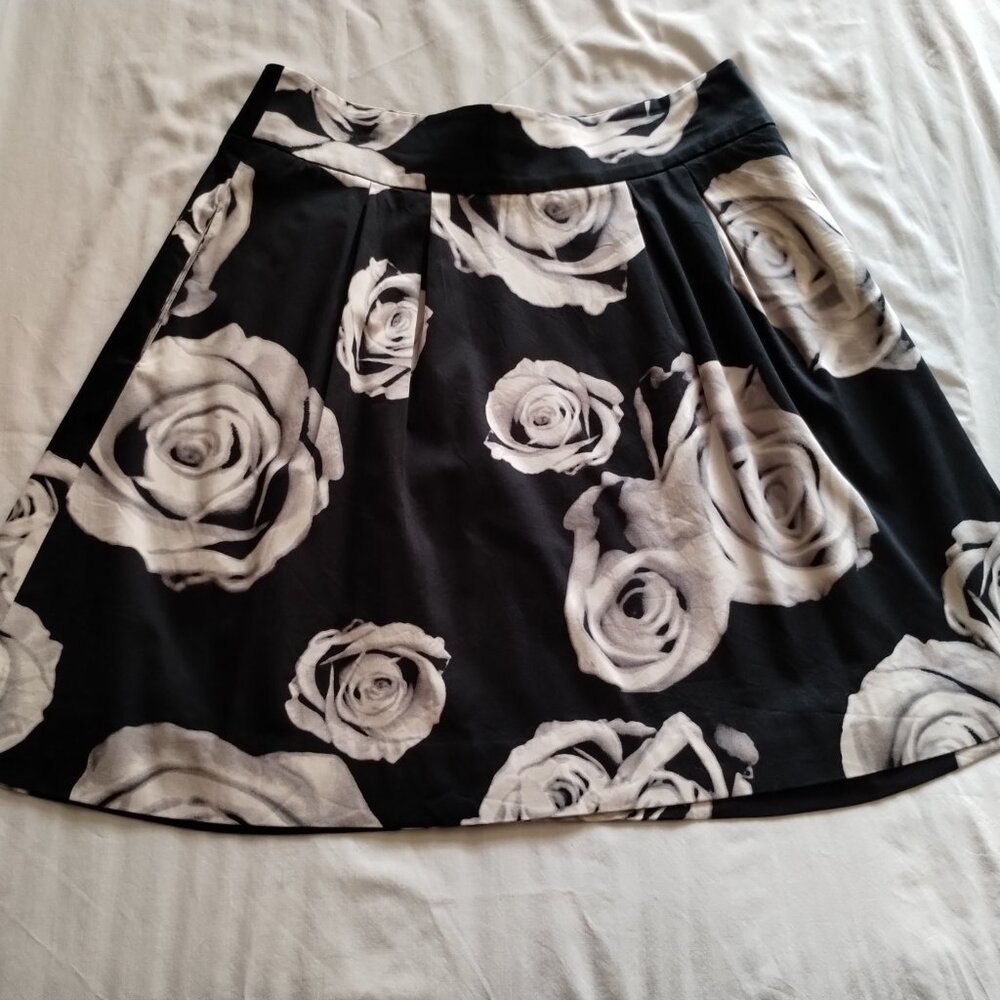 WHITE HOUSE BLACK MARKET Black & White ROSE Print Full PLEATED Skirt Sz 8